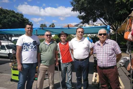  PP y GCC, a la caza de voto en el Mercadillo de Jinámar (Foto TA)